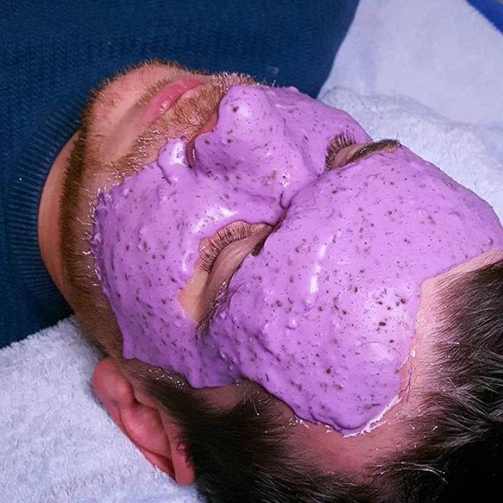 Чоловік у кабінеті косметолога