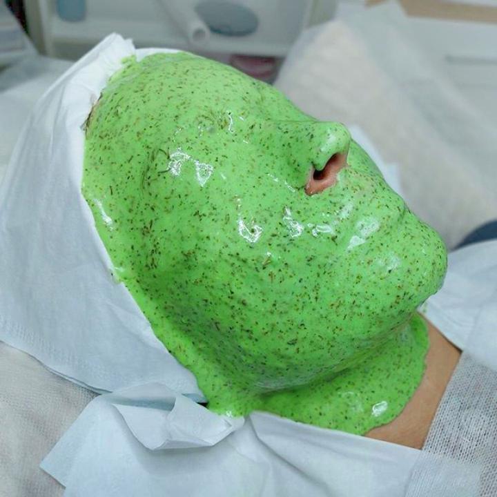 Маски для обличчя з лікувальними травами